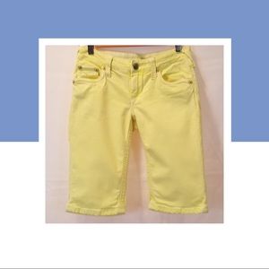 Stitch’s yellow bermuda shorts